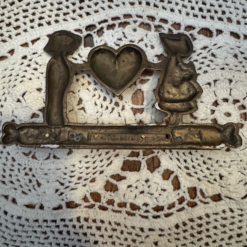 Vintage 80’s Brass Upper Deck Co Boy/Girl Country Heart Key Holder - Picture 4 of 9